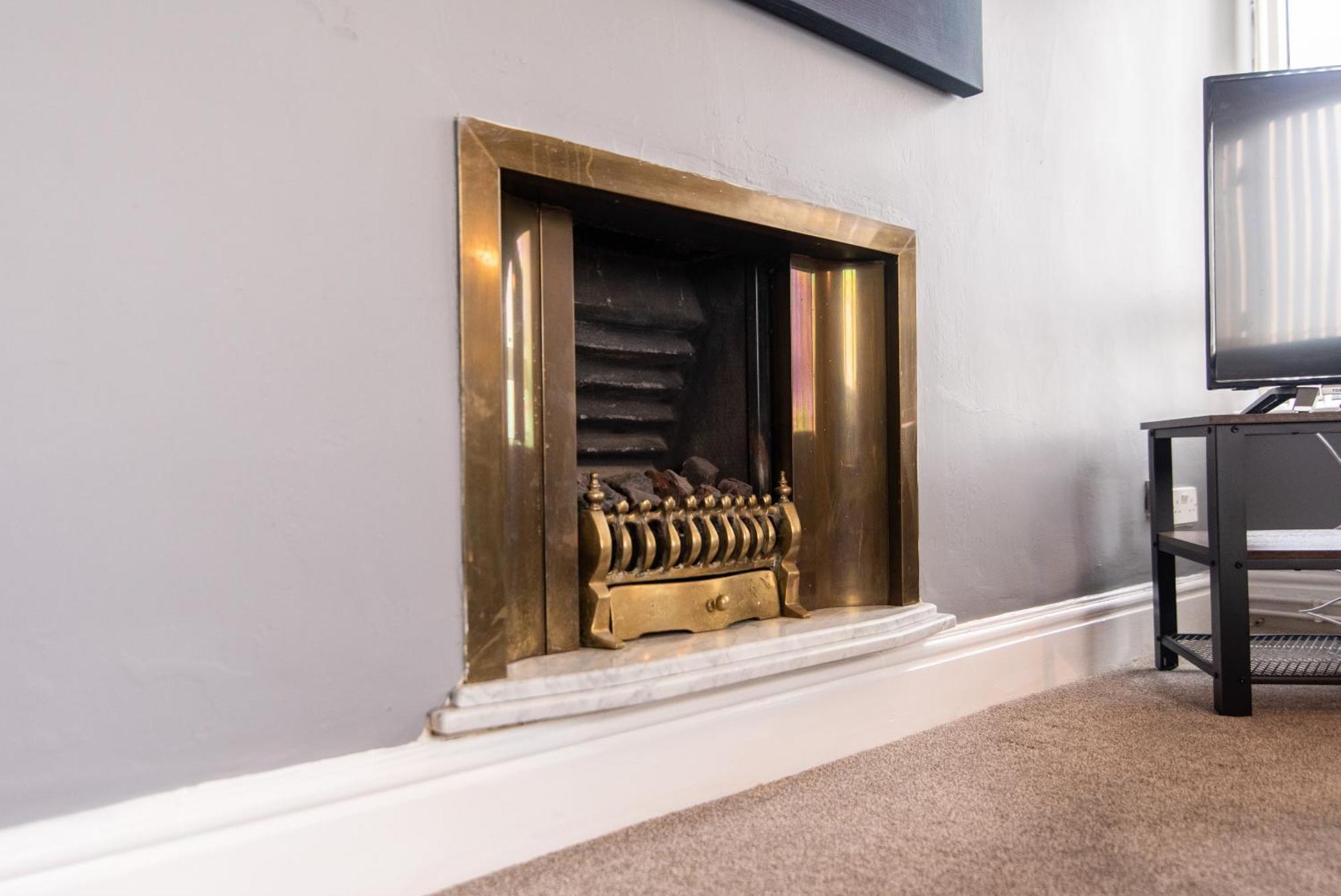 3 Bed Apartment - Perfect For Contractors Near Liverpool Airport Hale  المظهر الخارجي الصورة