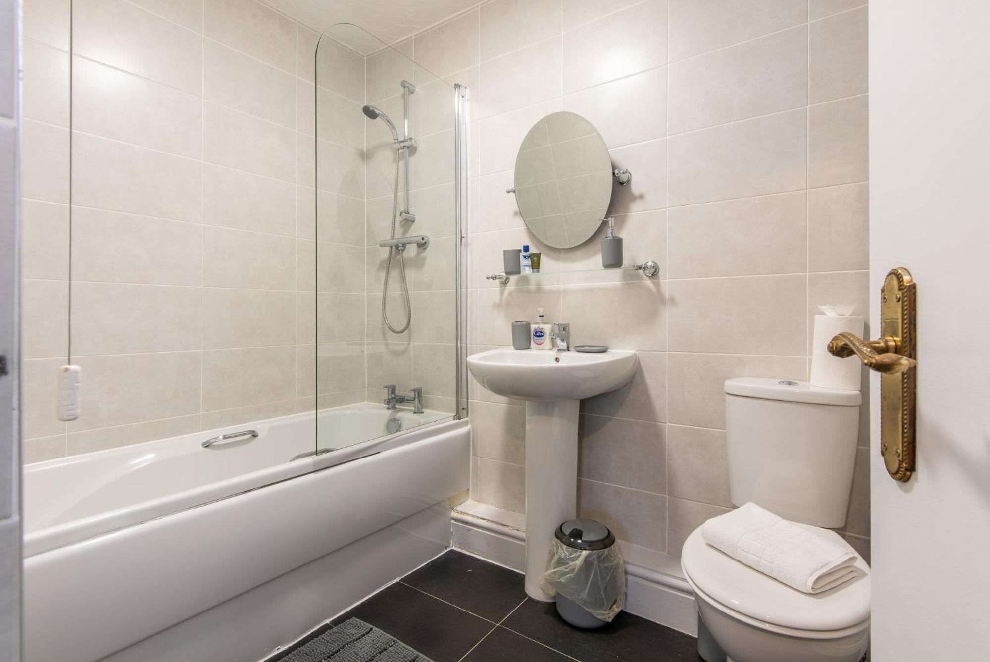 3 Bed Apartment - Perfect For Contractors Near Liverpool Airport Hale  المظهر الخارجي الصورة